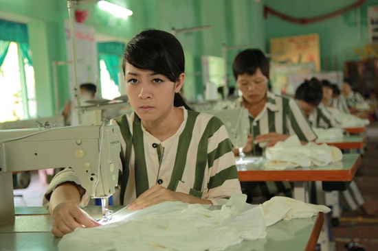 Với vai Tố Loan - một cô gái xinh đẹp, quyến rũ nhưng có một quá khứ phức tạp, trượt dài theo con đường lầm lỡ hết lần này đến lần khác, diễn viên Thùy Dương có tương đối nhiều đất diễn, hứa hẹn sẽ gây được ấn tượng mạnh với khán giả.