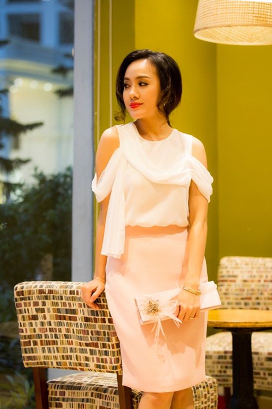 Hoài Anh trang nhã trong sắc trắng ngà ngây thơ. Chiếc váy điệu đà trễ vai và clutch dài cầm tay đính hoa lông vũ hoàn toàn tiệp màu với màu váy khiến vẻ đẹp của cô trở nên mong manh ai cũng muốn ngắm nhìn.