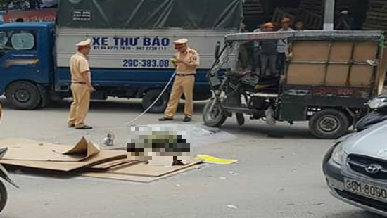 Hà Nội: Xe ba bánh lật đè chết người