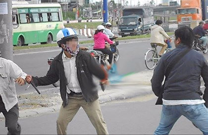 Hành hung người nước ngoài khi va chạm giao thông trên phố
