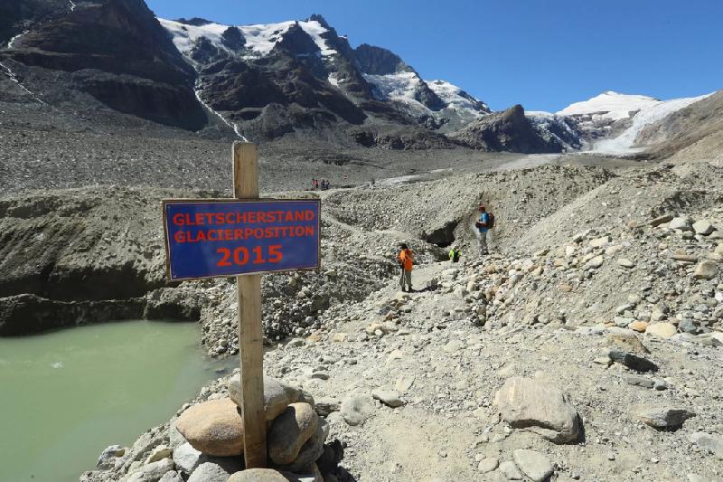 Grossglockner, Áo: Biển báo này cho thấy sông băng lớn nhất Áo đang thu hẹp nhanh đến mức nào. Chỉ trong vòng hai thế kỷ, chiều dài sông đã giảm xuống 3 km. Các sông băng trên khắp châu Âu bắt đầu tan nhanh từ những năm 1980.