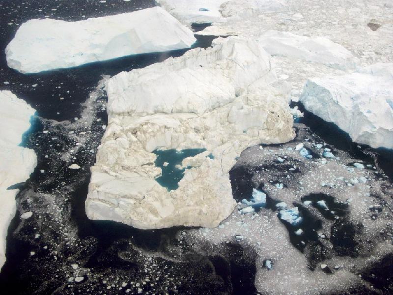 Sông băng Greenland: Các sông băng của Greenland đang tan với tốc độ kỷ lục, nhanh hơn so với dự đoán. Nước băng tạo thành các hồ nước màu xanh biếc trên bề mặt, hấp thụ ánh sáng mặt trời và càng đẩy nhanh quá trình tan băng.