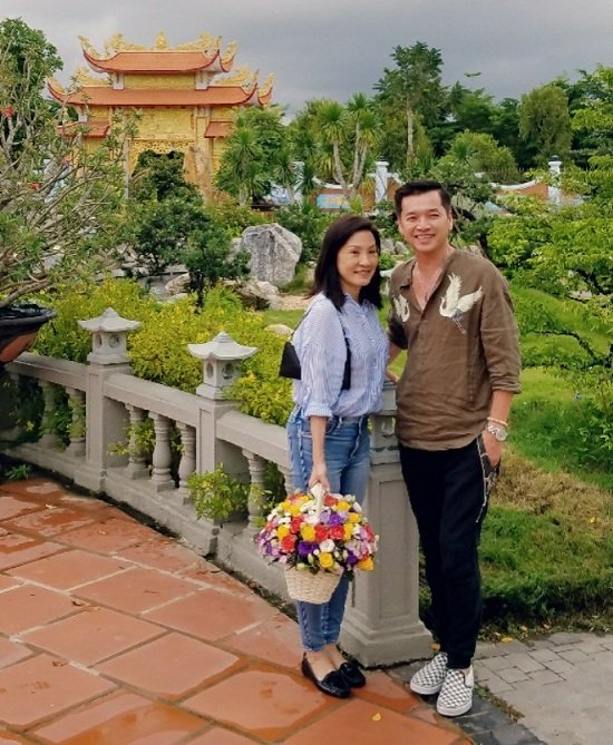 Lê Thúy, Đông Nhi, Lan Khuê, Trà My, Đại Nghĩa, BTV Hoài Anh, Lê Anh Vợ chồng diễn viên Quang Minh - Hồng Đào đi thăm nhà thờ Tổ nghiệp nghệ sĩ. Anh bày tỏ sự khâm phục danh hài Hoài Linh: “Hôm nay mới có duyên lên đây để viếng thăm và cúng Tổ Nghiệp. Xin cảm ơn và kính phục Hoài Linh đã gây dựng nên đền thờ Tổ Nghiệp”.