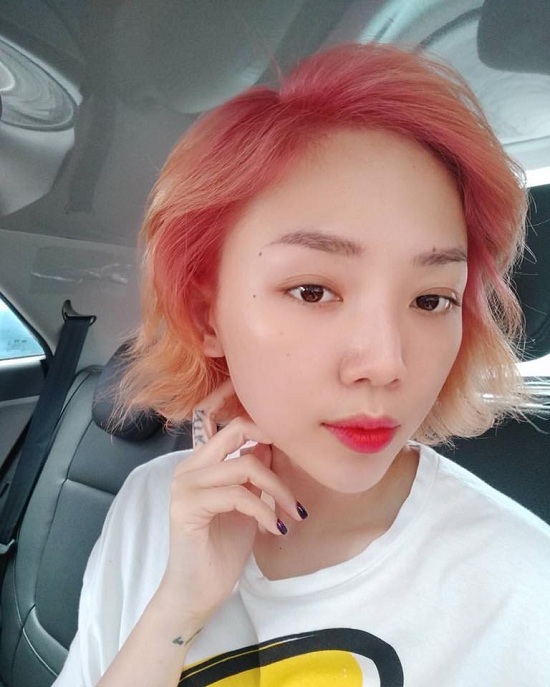 Lê Thúy, Đông Nhi, Lan Khuê, Trà My, Đại Nghĩa, BTV Hoài Anh, Lê Anh Tóc Tiên khoe màu tóc cam mới nhuộm chẳng khác gì các ngôi sao Kpop. Cô thông báo lịch trình: “Nghỉ ngơi vài ngày để tâm rỗng nhất có thể, rồi lên đường tới Đà Nẵng - Hà Nội - Nha Trang”.