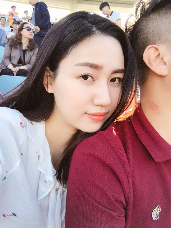 Lê Thúy, Đông Nhi, Lan Khuê, Trà My, Đại Nghĩa, BTV Hoài Anh, Lê Anh Á hậu Ngô Trà My cùng chồng tới Hàn Quốc cổ vũ đội tuyển Việt Nam thi đấu. Cô hào hứng khoe: “Vượt xa gần trăm cây số từ thủ đô Seoul đến thành phố Cheonan để cổ vũ đội tuyển Việt Nam mình đây”.