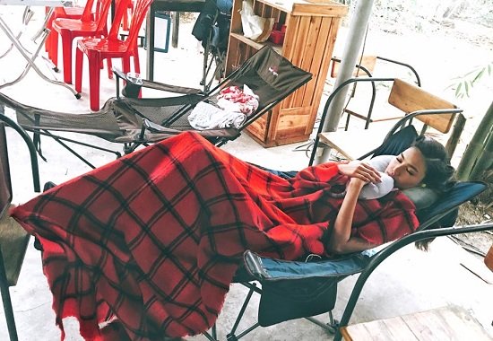 Lê Thúy, Đông Nhi, Lan Khuê, Trà My, Đại Nghĩa, BTV Hoài Anh, Lê Anh Lan Khuê mệt mỏi vì quay phim nên ngủ vùi ngay trên phim trường. Cô hóm hỉnh chia sẻ: “Ủa, thức dậy nhìn qua mẹ chồng đi đâu mất tiêu”.