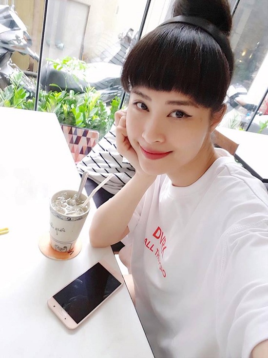 Lê Thúy, Đông Nhi, Lan Khuê, Trà My, Đại Nghĩa, BTV Hoài Anh, Lê Anh Đông Nhi khoe mình mới thay đổi kiểu tóc mái ngố siêu dễ thương. Nữ ca sĩ viết: “Đem quả tóc mới đi ăn chiều mà ai cũng nhìn vậy nè”.