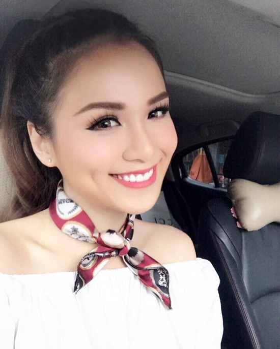 Lê Thúy, Đông Nhi, Lan Khuê, Trà My, Đại Nghĩa, BTV Hoài Anh, Lê Anh Hoa hậu Diễm Hương đăng tải dòng trạng thái chia sẻ về quan điểm của mình khi chồng ngoại tình. Để tránh mọi người hiểu lầm cô cho biết gia đình mình vẫn vui vẻ và đây chỉ là quan điểm chung chung trả lời cho câu hỏi ‘Hương có bao giờ lo lắng trong vấn đề giữ chồng?. Người đẹp cho biết: “Đây là nụ cười của tôi khi phát hiện chồng mình ngoại tình. Tôi vui vì có người đổ rác dùm mình”.