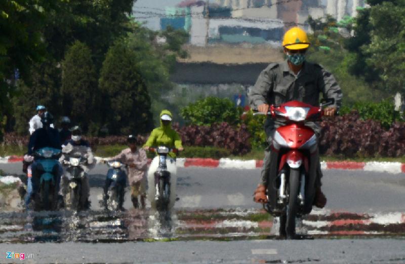 Trong 3 ngày từ 2/6 đến 4/6, miền Bắc đón nhận đợt nắng nóng hơn 41 độ C. Số liệu nhiệt độ đo tại các trạm khí tượng ở Hà Nội ghi nhận mức vượt kỷ lục hơn 40 năm qua. Mặt đường tại khu vực Mỹ Đình (Hà Nội) như bốc hơi khi ở ngưỡng xấp xỉ 60 độ C. Ảnh: Tiến Tuấn.