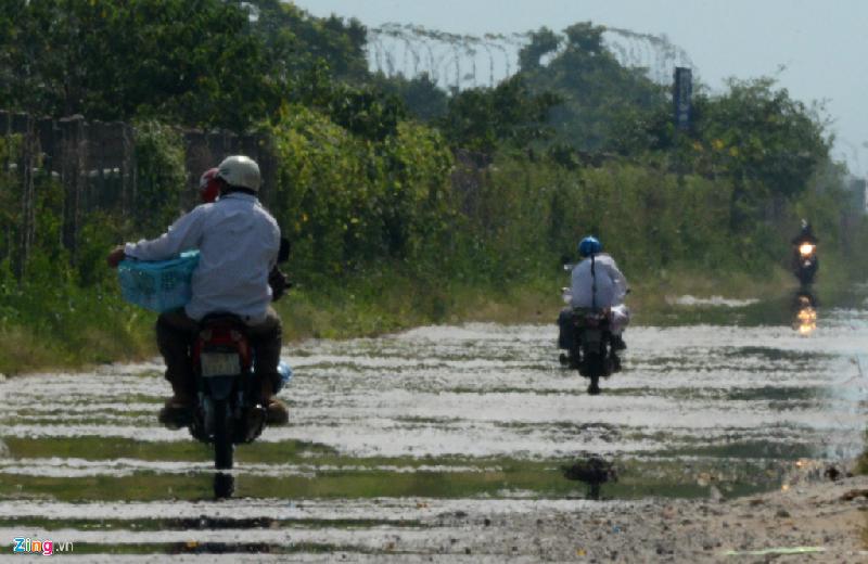 Đại lộ Thăng Long lúc 14h ngày 4/6. Khi quan sát từ phía xa con đường dường như bị bao phủ trong một bầu không khí ẩm ướt, mặt đường xuất hiện nhiều vũng nước. Điều này bởi hiện tượng tạo nên “ảo ảnh ốc đảo trên sa mạc”. Ảnh: Tiến Tuấn.