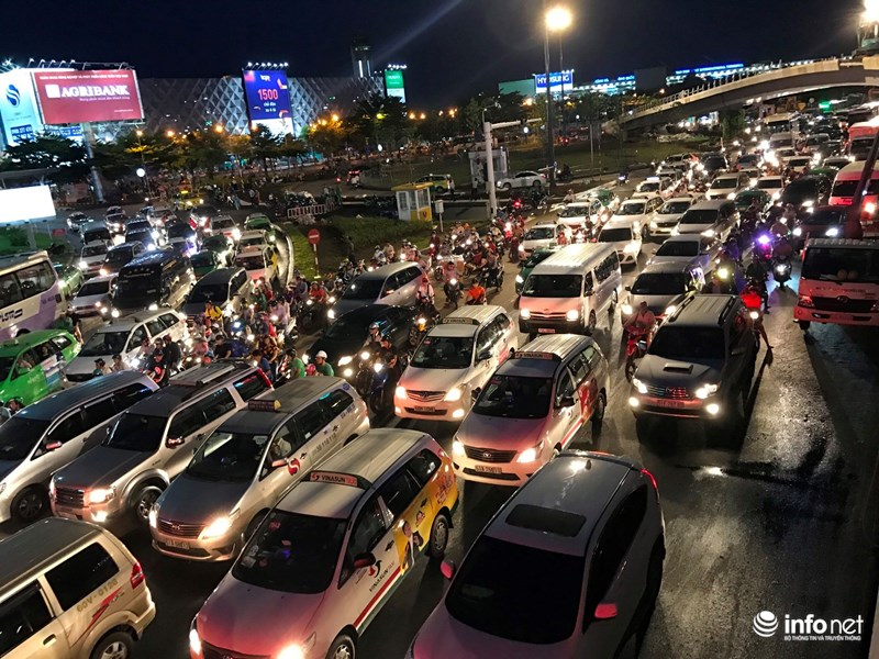 Tại khu vực cổng ra sân bay Tân Sơn Nhất 