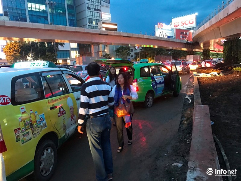 Kẹt xe khiến hành khách phải xuống taxi và đi bộ vào sân bay cho kịp giờ