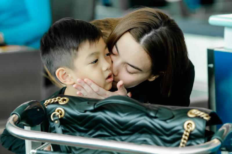 Con trai Hồ Ngọc Hà và Cường Đô La vừa tròn 7 tuổi. Dù ba mẹ đã chia tay nhưng cậu nhóc nhận đầy đủ tình thương của cả hai. Trong những dịp sinh nhật, ngày lễ ở trường, nữ ca sĩ và chồng cũ đều hội ngộ vì con.