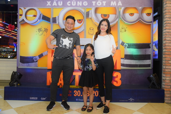 Gia đình Minh Tiệp – hoa hậu Thùy Dương cũng đã tới xem bộ phim hoạt hình này. Khi được hỏi ấn tượng về bộ phim, diễn viên Minh Tiệp cho biết “Bé Cún nhà mình đã rất mong chờ bộ phim Kẻ Trộm Mặt Trăng 3 từ khi mới xem trailer. Cả gia đình thật sự được thỏa mãn với những tràng cười sảng khoái đến từ gia đình Gru và các chú Minion tinh nghịch”