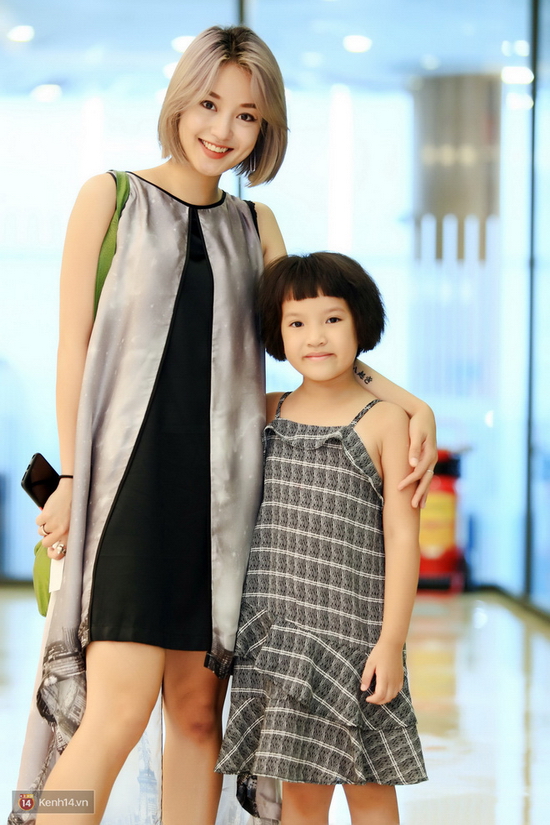 Mẹ con hot girl Mi Vân – bé Bào Ngư cũng đã lưu lại kỷ niệm cùng các Minions tinh nghịch