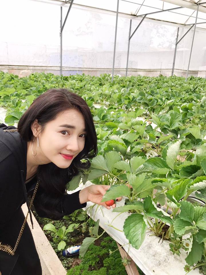 Nhã Phương thích thú đi thăm vườn rau sạch