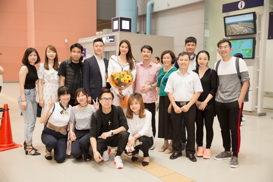 Đi cùng đoàn với Hoa hậu Phạm Hương là gần 20 thầy cô giáo đến từ các trường đại học lớn trên cả nước. Đây là chuyến đi được Hiệp hội tiếng Nhật dành cho các quốc gia không sử dụng tiếng Hán JLAN tổ chức. Trước đó, Phạm Hương từng hai lần là khách mời danh dự của chương trình Giao Lưu Văn Hoá Việt - Nhật do Nhật ngữ Giang Anh và Hiệp hội này đứng ra tổ chức.