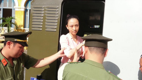 Các luật sư cho rằng bị cáo Nga đã bị tạm giam hơn 2 năm và không có dấu hiệu bỏ trốn, cản trở hoạt động điều tra hoặc cản trở việc xét xử của tòa án, do đó, việc tiếp tục tạm giam bị cáo Nga là không cần thiết.