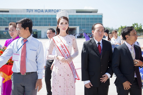 Sáng ngày 15/06, tại sân bay Tuy Hòa, Tường Linh đã diện bộ áo dài đẹp mắt của NTK Kịn Zu để tham dự sự kiện đón tiếp 30 thí sinh dự thi Hoa hậu Hữu Nghị Đông Nam Á 2017 mà Phú Yên vinh dự đăng cai tổ chức. 