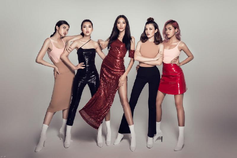 Hoàng Thùy chụp ảnh ấn tượng ra mắt 4 cô gái The Face hình ảnh 1 Tập 1 The Face phát sóng tối ngày 11/6 với sự góp mặt của 23 thí sinh vòng ghi hình và 3 huấn luyện viên. Hoàng Thùy là huấn luyện viên cuối cùng gom đủ