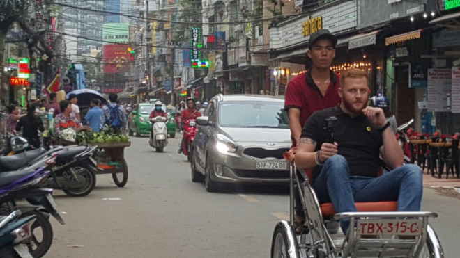 Hỗn chiến ở phố Tây Sài Gòn, một người nước ngoài bị đâm chết