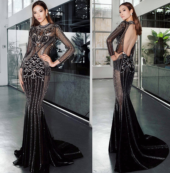 Bộ đầm đuôi cá đính kết công phu giúp chân dài Hoàng Thùy gợi cảm, kiêu sa hơn bao giờ hết.