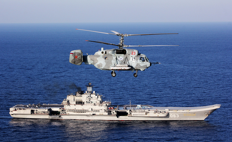  Trực thăng Ka-52 được triển khai trên tàu sân bay Đô đốc Kuznetsov. Tàu Đô đốc Kuznetsov là loại tàu tuần dương hạm mang máy bay nhưng nó cũng được xem là tàu sân bay duy nhất còn hoạt động của Hải quân Nga. Quân số trên tàu là 1.960 người (626 phi hành đoàn, 40 nhân viên), 3.857 phòng. Tàu có trọng lượng choán nước là 58.000 tấn, chiều dài 304,5 mét, có thể đạt tốc độ tối đa là 30 hải lý/giờ. Tàu có tầm hoạt động tối đa khoảng 15.700 km. Tàu Kuznetsov được trang bị 17 máy bay (12 chiếc Su-33 và 5 chiếc Su-25), 24 trực thăng (4 Ka-27LD32, 18 Ka-27PLO và 2 Ka-27S).