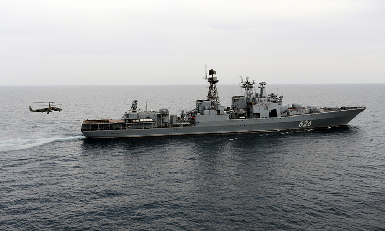 Trực thăng Kamov Ka-52 trên tàu khu trục Phó Đô đốc Kulakov . Trực thăng Ka-52K là phiên bản nâng cấp của trực thăng tấn công Ka-52 Alligator dùng cho Hải quân và được cho là có khả năng phóng tên lửa chống hạm. Ka-52 là một máy bay trực thăng trinh sát và chiến đấu thế hệ mới của Nga, nó được thiết kế để tiêu diệt xe tăng, xe bọc thép và các công sự trên mặt đất, máy bay trực thăng của quân địch. Ka-52 Alligator (cá sấu) là loại trực thăng tấn công đa năng hoạt động trong mọi thời tiết, cả ban ngày lẫn ban đêm, thực hiện nhiệm vụ tuần tra, trinh sát, định vị mục tiêu, hỗ trợ cho các đơn vị mặt đất và phối hợp hoạt động của các trực thăng quân sự khác. Nó cũng có khả năng tấn công và tiêu diệt các loại mục tiêu mặt đất (xe bọc thép lẫn công sự), chi viện hỏa lực hay tấn công các mục tiêu đường không ở tốc độ thấp trong mọi điều kiện thời tiết. Ka-52 cũng là trực thăng tấn công đầu tiên trên thế giới trang bị ghế phóng K-37-800M giúp phi công thoát ra ngoài trong trường hợp trực thăng bị trúng đạn hoặc gặp sự cố nghiêm trọng.