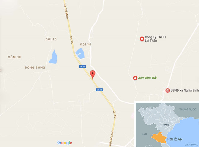 Ôtô phơi bụng bên đường mòn, 2 mẹ con tử vong