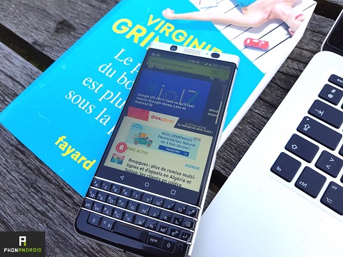 Blackberry KEYone. Bạn nhớ bàn phím vật lý? Đây là ưu điểm của mô hình điện thoại thông minh này. Với Blackberry KEYone, bàn phím vật lý được tích hợp đầu đọc dấu vân tay. Mặc dù thông số kỹ thuật của thiết bị chưa bằng đối thủ cạnh tranh Galaxy S8 nhưng Blackberry KEYone được đánh giá là mô hình tương tác và đáng tin cậy. Đây cũng là mô hình đắt nhất trong danh sách thay thế S8. Điện thoại có mặt tại Pháp từ ngày 1/6 với giá niêm yết khoảng 15 triệu đồng, trong đó các cửa hàng Lick, BHV Marais và Lafayette.