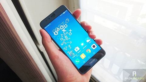 Honor 8. Ra mắt vào giữa năm ngoái, Honor 8 được một lượng lớn người dùng ưa chuộng vì tỉ lệ chất lượng/giá. Mô hình có thông số kỹ thuật thấp hơn một chút so với Honor 8 Pro nhưng lại được thiết kế bắt mắt với nhiều lớp kính. Honor 8 hiện đang niêm yết giá khoảng 7,6 triệu đồng. Một lựa chọn thay thế cho Galaxy S8 vì Honor 8 được trang bị bộ xử lý mạnh mẽ không kém S8 và cảm biến hình ảnh kép được đánh giá cao.
