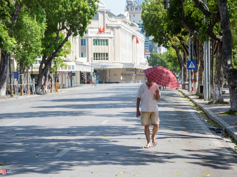 Phố đi bộ vắng tanh ngày nắng 41 độ C