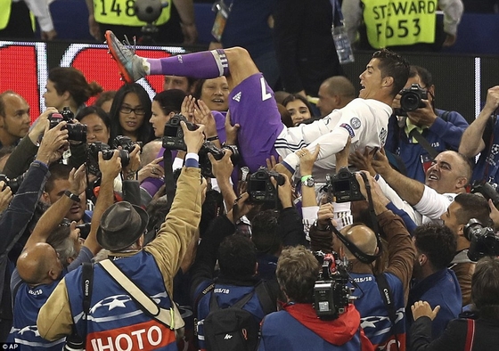 C.Ronaldo được tung hô như người hùng