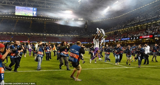 Marcelo bê cúp chạy khắp sân vận động Thiên Niên Kỷ ở Xứ Wales
