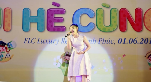Ca sĩ nhí Đinh Thu Thủy – Top 3 Giọng hát Việt nhí 2015, hát mở màn đêm biểu diễn nghệ thuật thiếu nhi.