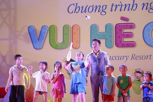 Không chỉ được thưởng thức những màn trình diễn mãn nhãn, các bé còn được trực tiếp tham gia các trò chơi vui nhộn trên sân khấu, giao lưu với các nghệ sĩ và nhận nhiều phần quà thú vị.