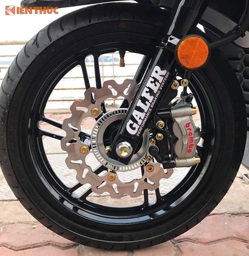 Ở phía trước, hệ thống phanh của SH300i đã được nâng cấp khá 