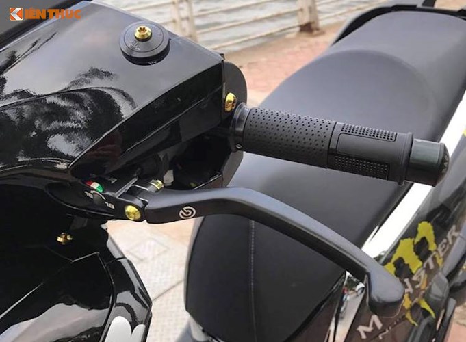 Nằm ở phía trên tay lái, chủ xe đã trang bị cho bản độ Honda SH300i một số phụ tùng nâng cấp không chỉ tăng vẻ đẹp mà còn cải thiện cảm giác điều khiển của chiếc xe. Ở cả 2 bên tay lái là cùm phanh Brembo RCS, bao tay Rizoma Lux và gù trung Rizoma. 