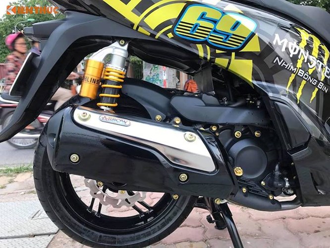 Một nâng cấp đáng giá trên chiếc SH300i này là cặp phuộc Ohlins phía sau, khiến cho chiếc xe có độ ổn định trên đường và cảm giác lái thể thao hơn. Hệ thống phanh đĩa sau cũng được nâng cấp với đĩa Galfer và heo Brembo, trong khi dàn vỏ màu trắng nguyên bản được dán tem trùm màu đen với các họa tiết thể thao. 