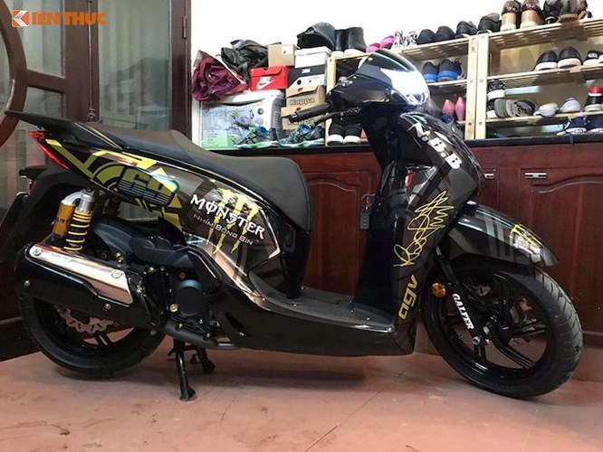 Chỉ trang bị cho Honda SH300i một số phụ tùng nâng cấp đơn giản nhưng có giá trị cao, người chơi xe Hà Nội đã khiến mẫu xe tay ga phân khối lớn này càng trở nên đẳng cấp hơn. 