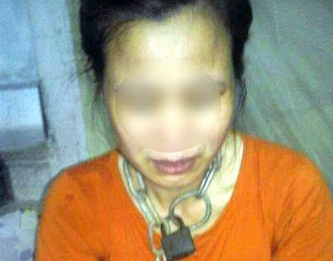Chồng xích cổ vợ, bẻ gãy ngón tay con