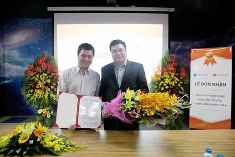 Đại diện NgânLượng.vn nhận giấy phép Trung gian Thanh toán từ Ngân hàng Nhà nước.
