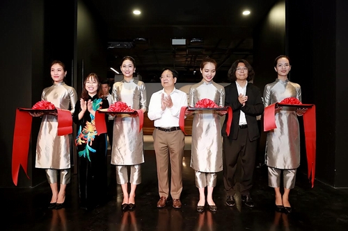 Ông Vương Duy Biên – Thứ trưởng Bộ Văn hóa, Thể thao & du lịch (đứng giữa) cùng Bà Lê Mai Lan – Phó Chủ tịch Tập đoàn Vingroup và TS. Mizuki Endo – Giám đốc nghệ thuật cùng cắt băng chính thức khai trương Trung tâm Nghệ thuật đương đại Vincom.