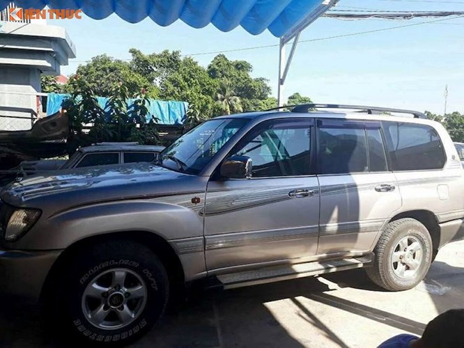 Vào những năm đầu thập niên 2000, mẫu xe địa hình Toyota Land Cruiser thuộc thế hệ J100 đã chính thức được phân phối tại Việt Nam với mức giá vào thời điểm đó lên tới 56.000 USD. Sau hơn 15 năm, dòng xe này hiện có giá chỉ còn khoảng 400 triệu, trong khi thế hệ Toyota Land Cruiser 2017 mới nhất hiện đang được Toyota Việt Nam bán với giá 3,57 tỷ.