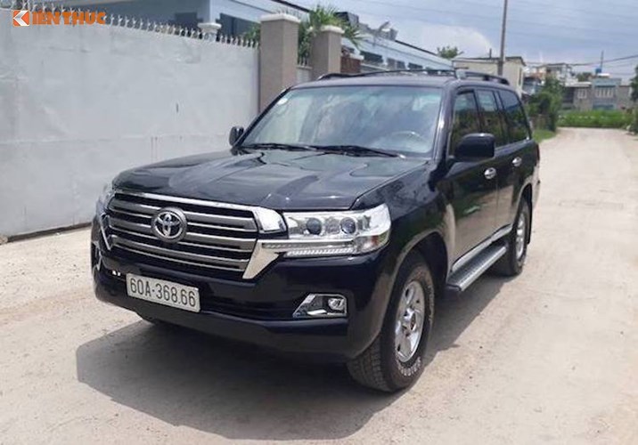 Tuy nhiên, do có phần thân xe với thiết kế khá tương đồng nhau, một người chủ sở hữu Land Cruiser J100 tại Đồng Nai đã nảy ra ý tưởng độ lại phiên bản cũ này với kiểu dáng như Land Cruiser J200. Việc 
