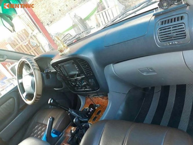 Dù có vẻ ngoài gần như y hệt Land Cruiser J200 mới, nhưng bên trong nội thất của Land Cruiser đời cũ vẫn được giữ thiết kế nguyên bản. Tuy nhiên, chủ xe đã khiến nó trở nên sang trọng và tiện nghi hơn với hệ thống thông tin giải trí kèm màn hình cảm ứng và các ghế bọc da chần chỉ vân con thoi
