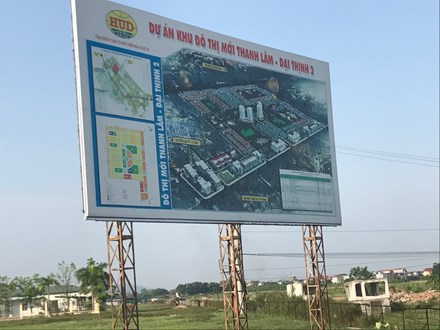 Từng gây sốt trên thị trường bất động sản phía Bắc Thủ đô những năm 2008-2009, nhưng đến nay các khu đô thị mới, các dự án nhà ở tại huyện Mê Linh vẫn những khu đất trống; những khu nhà xây dở dang bỏ hoang lâu ngày không một bóng người. 