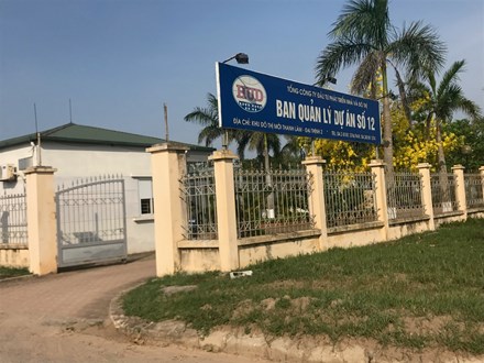 Ngay sát trụ sở Huyện uỷ-UBND huyện Mê Linh là KĐT mới Thanh Lâm-Đại Thịnh 2 do Tổng công ty đầu tư phát triển nhà và đô thị HUD (Bộ Xây dựng) làm chủ đầu tư với tấm biển khá hoành tráng ven đường. Mặc dù được đầu tư hàng trăm tỷ đồng san nền, làm đường, bồi thường giải phóng mặt bằng nhưng gần chục năm qua vẫn án binh bất động. 