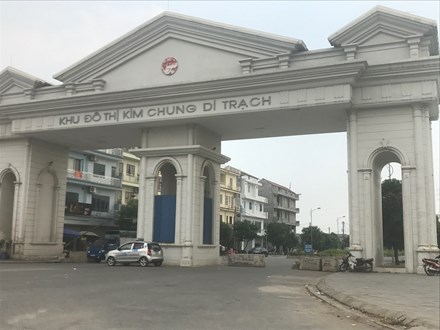 Tại huyện Hoài Đức nơi lâu nay được giới đầu tư nhận định sẽ có tốc độ phát triển vượt bậc trong 19 huyện của Hà Nội, bởi được quy hoạch nằm trong phần lõi trung tâm mới phía Tây nhưng hàng loạt KĐt mới dang dở, hoang tàn.  Điển hình dự án Kim Chung - Di Trạch nằm trên địa bàn hai xã Kim Chung và Di Trạch với diện tích trên 140 ha; quy mô dân số khoảng 23.000 người gồm các hạng mục chung cư, biệt thự, trung tâm thương mại, văn phòng... do Tổng Cty CP Thương mại và xây dựng (Vietracimex) làm chủ đầu tư, 