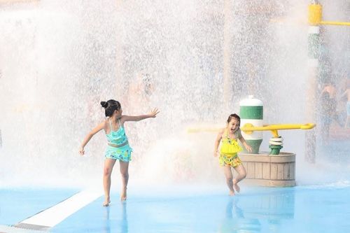 Các em nhỏ có hẳn một thế giới nước cho riêng mình, với những đường trượt ấn tượng, những mô hình sinh vật ngộ nghĩnh tại khu vực trò chơi “Vịnh Mặt trời” hay “Quốc đảo kỳ diệu”. Vui đùa với những tia nước tinh nghịch, bập bềnh với chiếc phao trong làn nước mát lạnh, cảm xúc chung của các bé là: “cháu không muốn lên bờ đâu” – bé Phương Anh đến từ Vân Đồn nói.